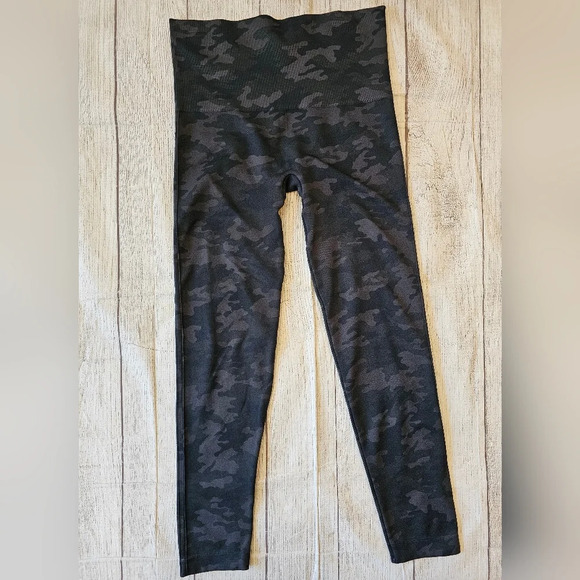 SPANX Women's •Size Large• Seamless Compression Camoflauge Black Gray Leggings - Picture 3 of 8